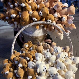 Кошница / букет с 65 малки пухкави мечета “Love & 🐻🐻🐻”