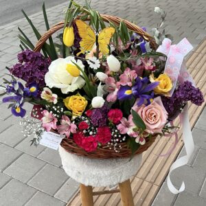 Голяма кошница с пролетни цветя