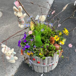 Масивна миниградинка с пролетни цветя и зайчета пазители