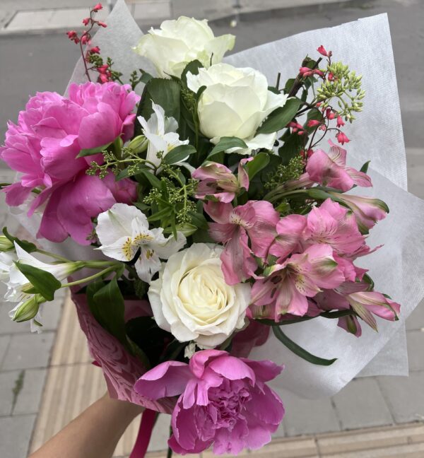 Букет от ароматни божури и бели рози - Ароматна прегръдка