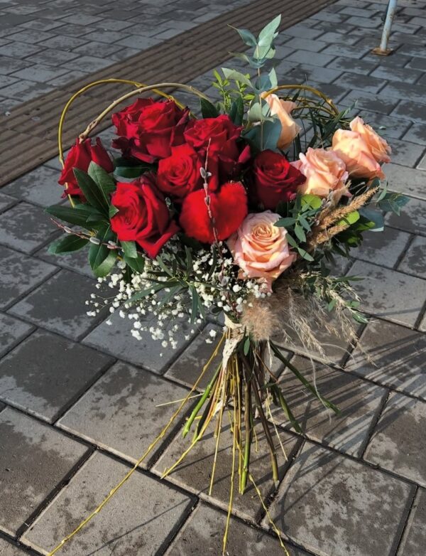 Букет от рози в сърце от клони “Вдъхновение от любов”