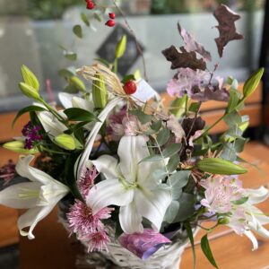 Кошница с лилиуми “Полъх от нежност”