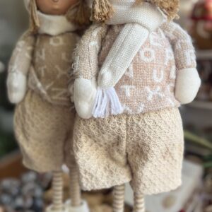 Зимно момиче с плетен шал