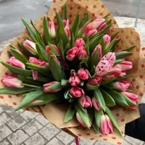 Букет от 33 лалета “Розова Тишина”