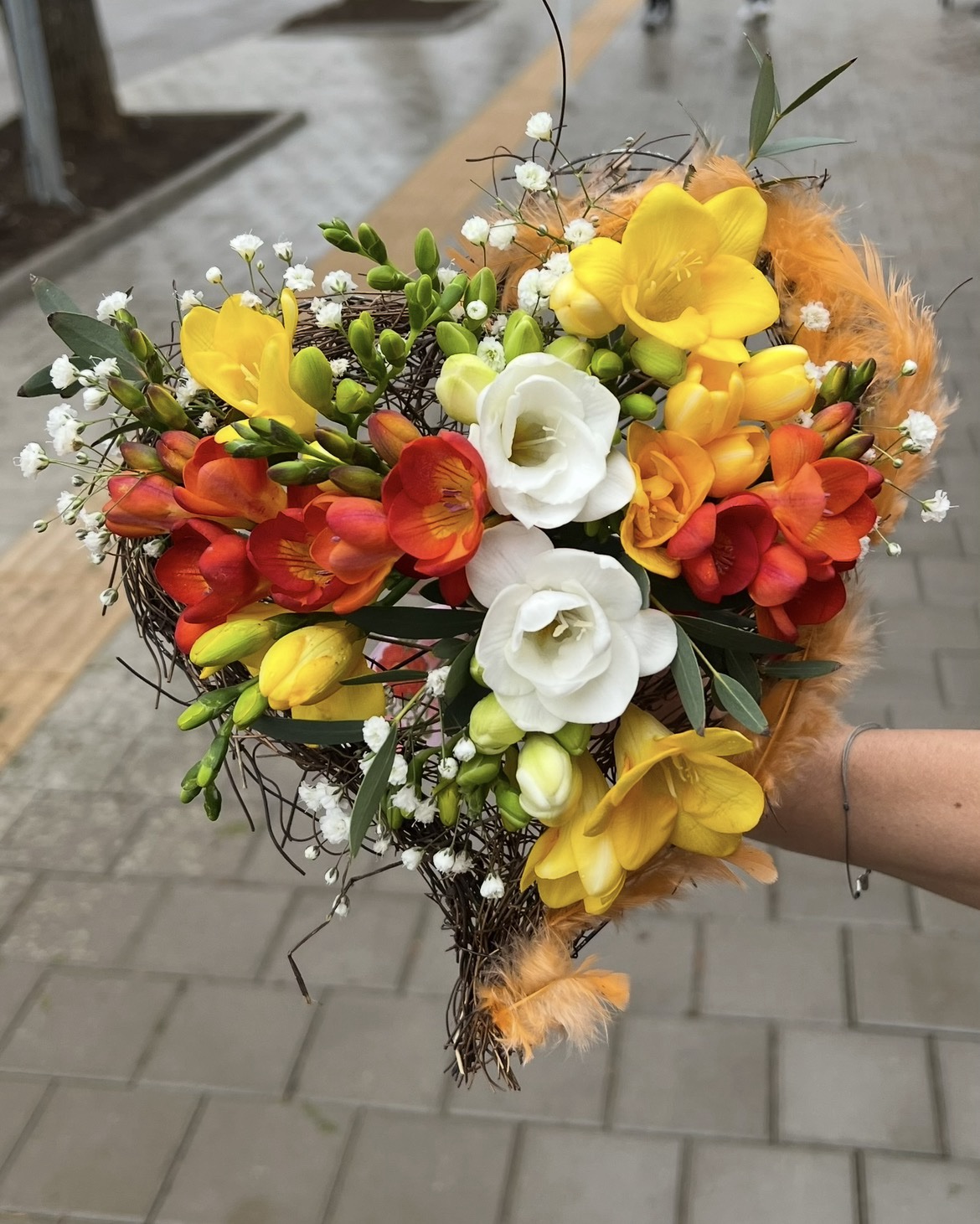 Сърце от цветя „Слънчева обич“