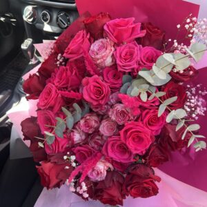 Букет “51 рози в обятие от любов”
